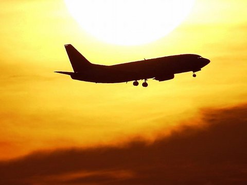 21199230_17180566_dmData_Flugzeug_plus_am_plus_Himmel_plus__281