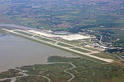 Aeroporto_di_Venezia_-_vue_aerienne